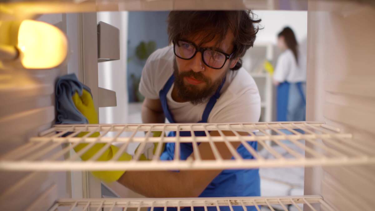 החלק הגס ביותר של המקרר שלך (ואיך לנקות אותו)