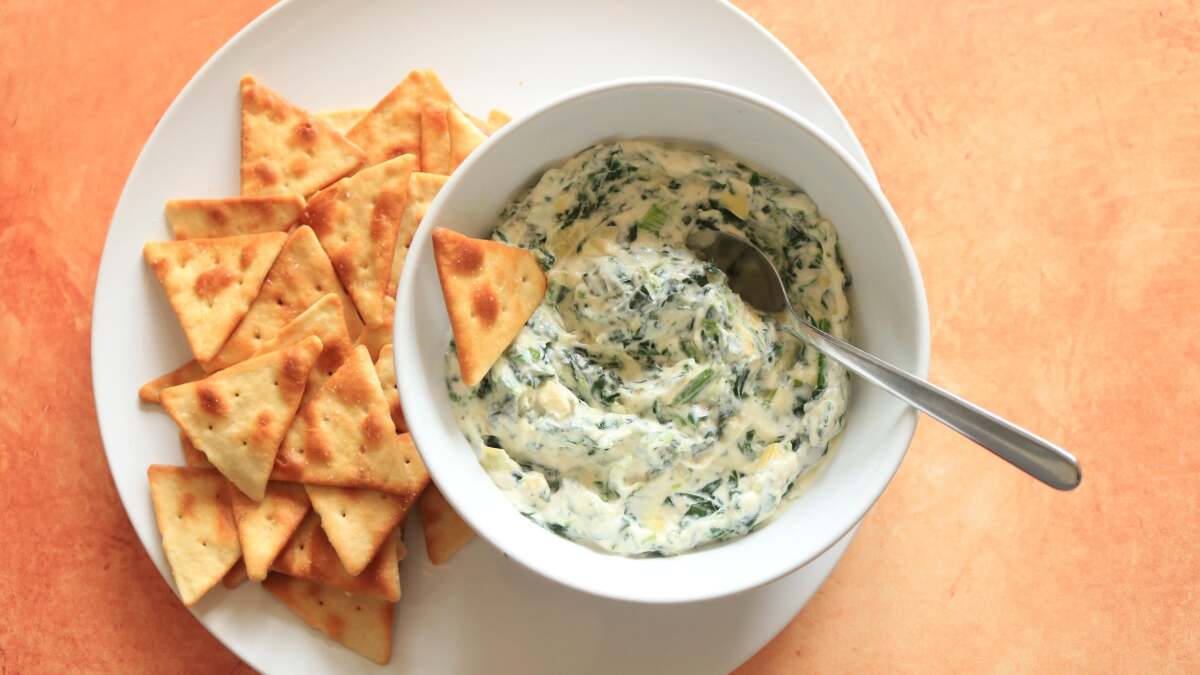 הכינו את מטבל התרד והארטישוק הזה עם שלושה מרכיבים ומיקרוגל
