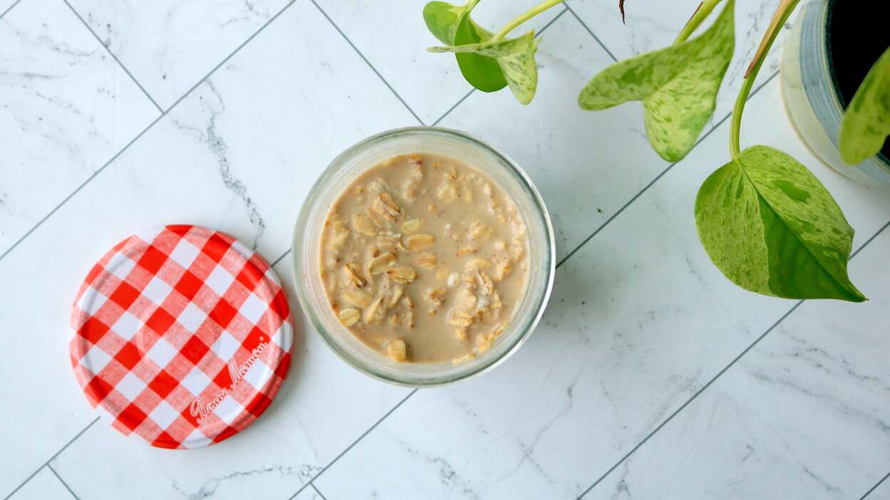 Make Overnight Oats in an Almost-Empty Jam Jar