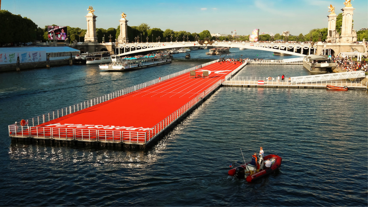 The floating race installed on Seine river 