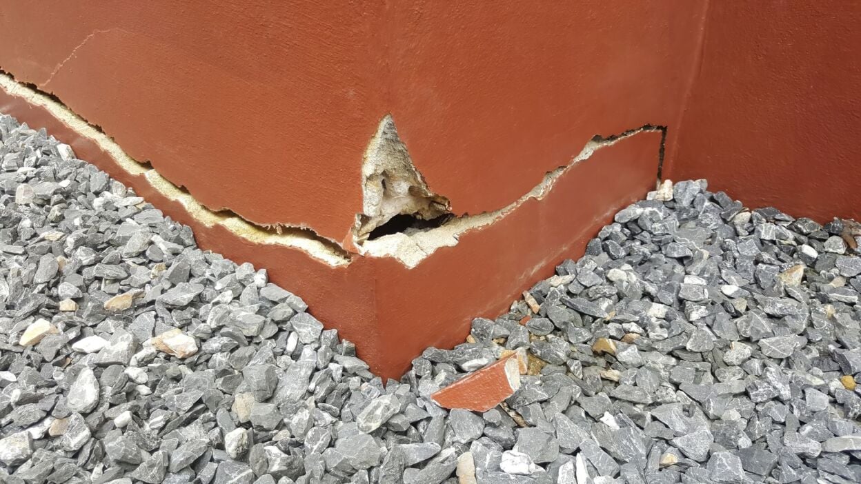 A home foundation with a severe horizontal crack 