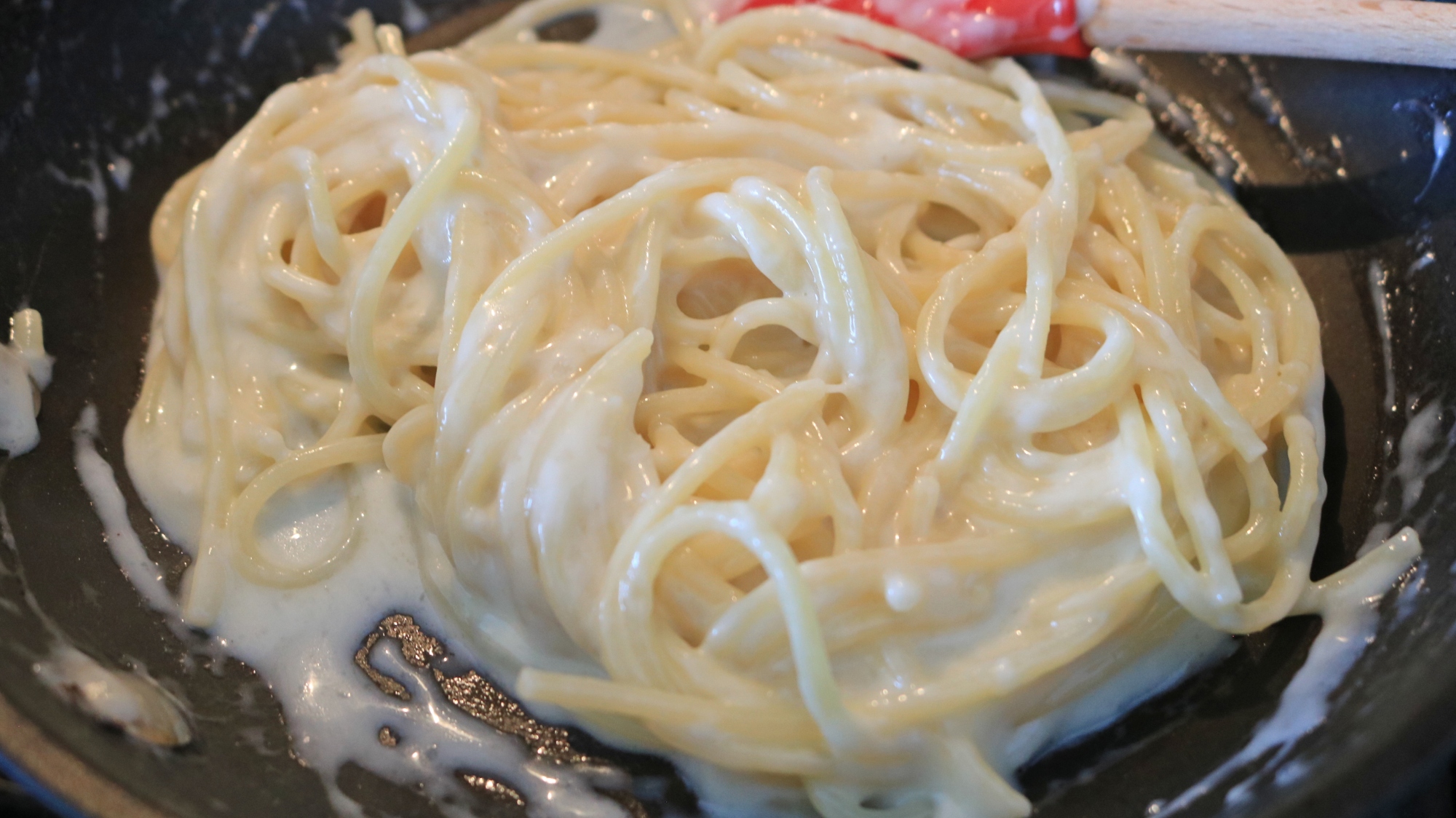 Cacio e pepe in a pan.